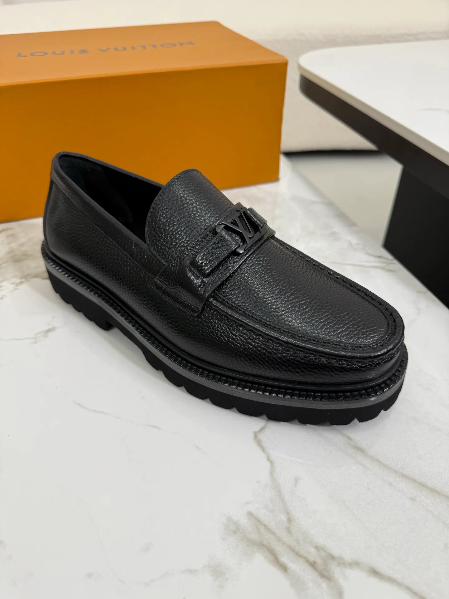 [L Family] Top P: 800💰 ▪️Size: 39-44 (38.45 custom-made) The top male god leather shoes Lv series are sold at the same time with original factory configuration, original cowhide fabric imported from Italy, soft and comfortable, imported water-dyed cow lining, soles: original ultra-light French foam outsole super comfortable, original factory with single goods 🔍🔍high quality, can be entered and exited at will, welcome to compare and synchronize.